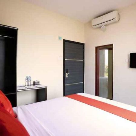 Blitz Hotel Batam Near Sultan Mahmud Ri'Ayat Shah Секупанг Экстерьер фото