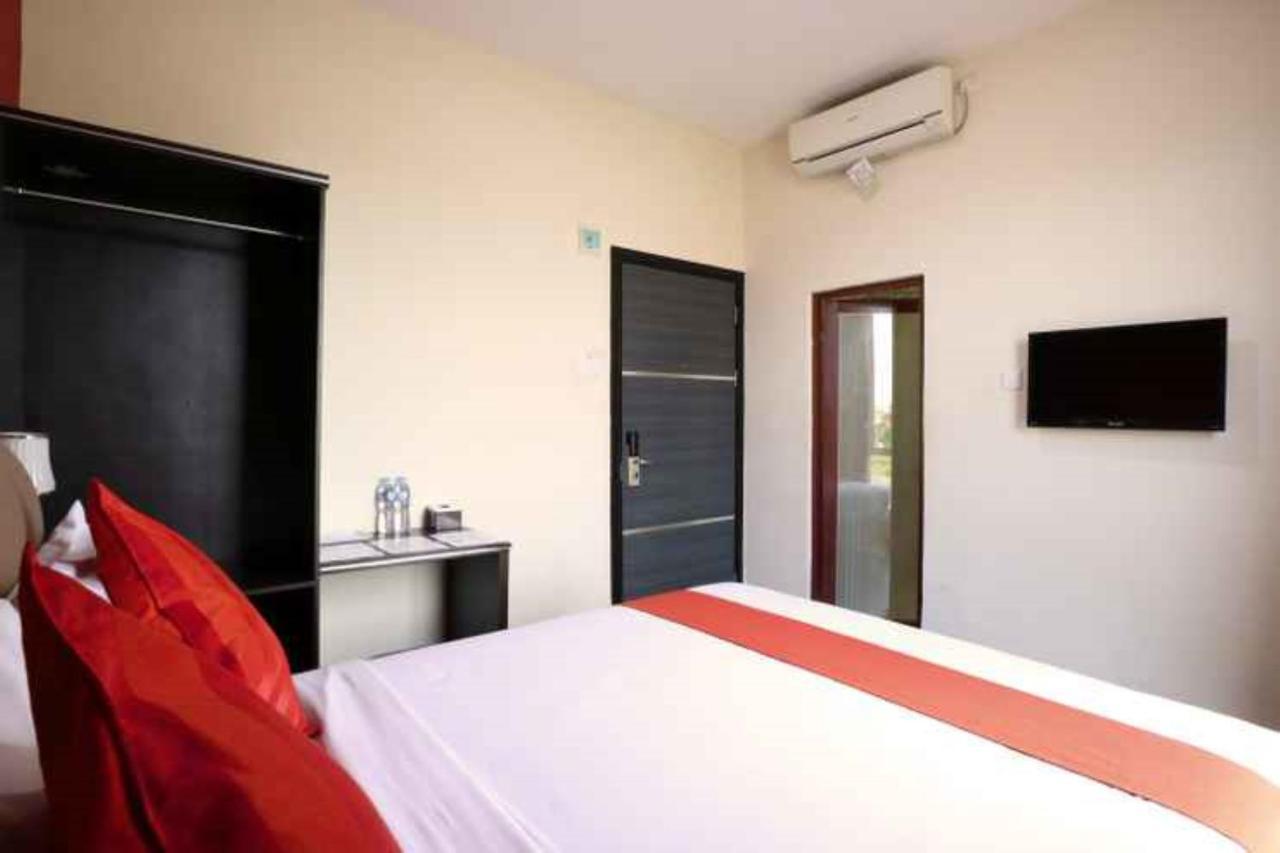 Blitz Hotel Batam Near Sultan Mahmud Ri'Ayat Shah Секупанг Экстерьер фото