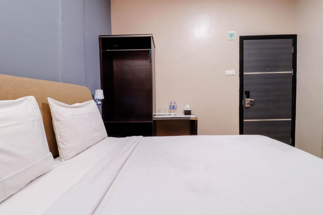 Blitz Hotel Batam Near Sultan Mahmud Ri'Ayat Shah Секупанг Экстерьер фото
