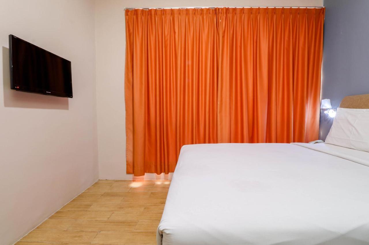 Blitz Hotel Batam Near Sultan Mahmud Ri'Ayat Shah Секупанг Экстерьер фото