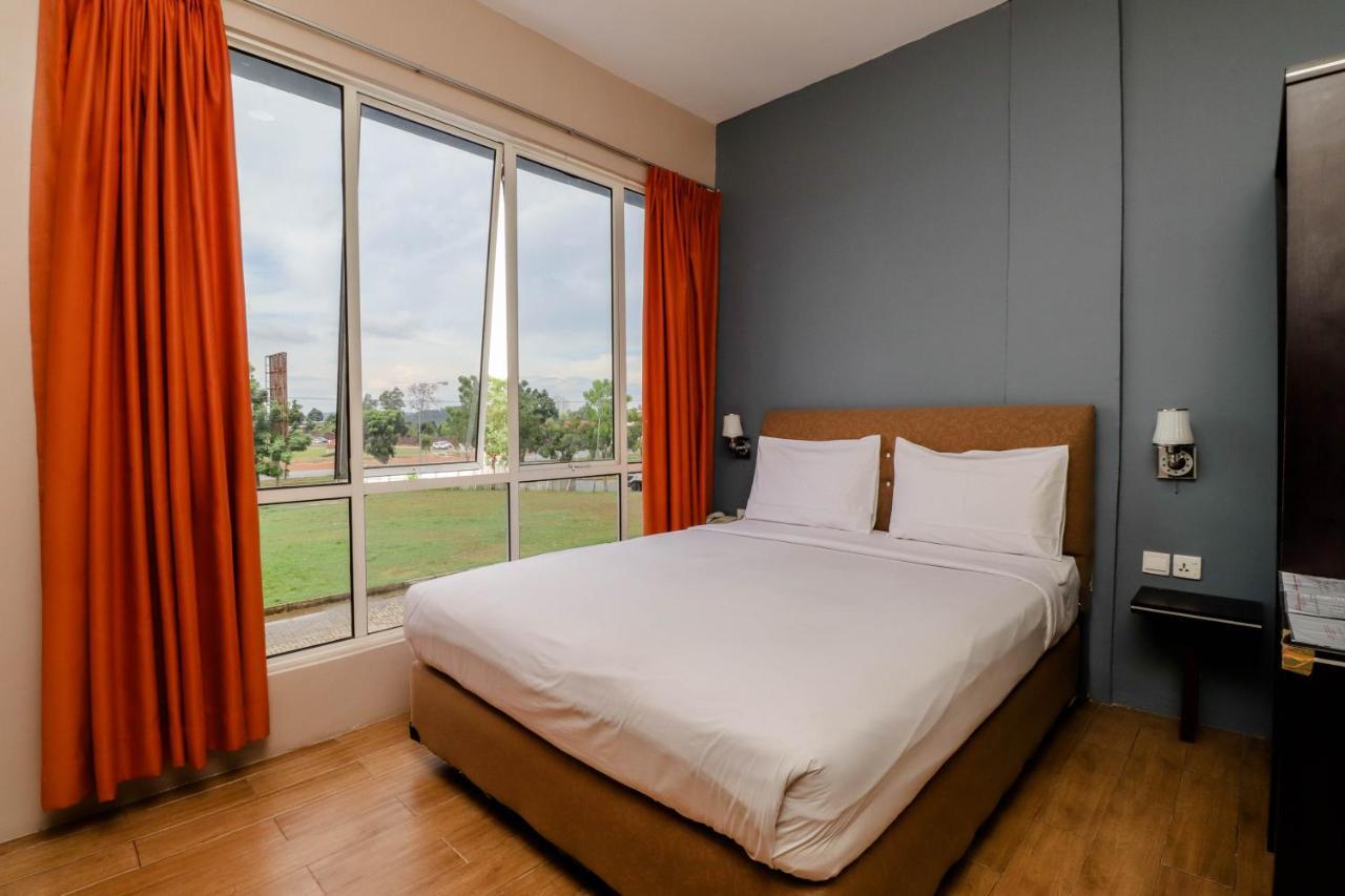 Blitz Hotel Batam Near Sultan Mahmud Ri'Ayat Shah Секупанг Экстерьер фото